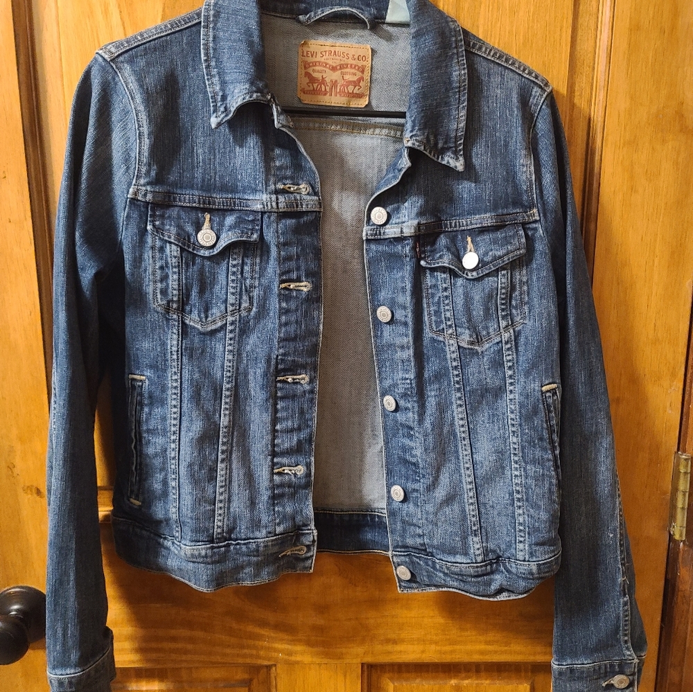 Womens Levi's denium Jean jacket size medium. Great condition!